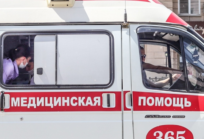 В Омске водитель ВАЗа сбил женщину с ребенком, готовящихся перейти дорогу