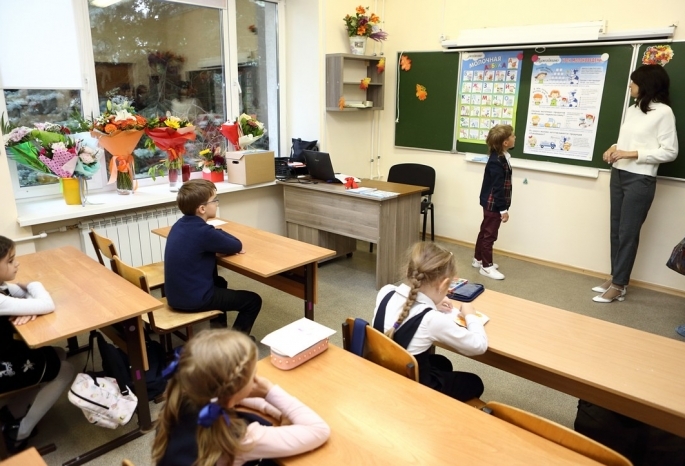 Учителям Омской области поднимут зарплаты