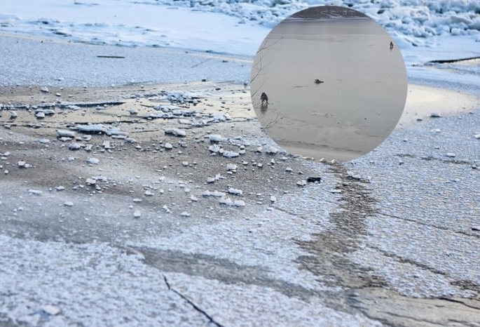 Почти как в Якутии: омичи в +6 неспешно гуляют по тонкому льду Иртыша и рыбачат (видео)