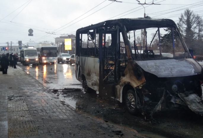 В центре Омска у здания МЧС загорелась маршрутка - из нее эвакуировалось 12 человек (фото, видео)