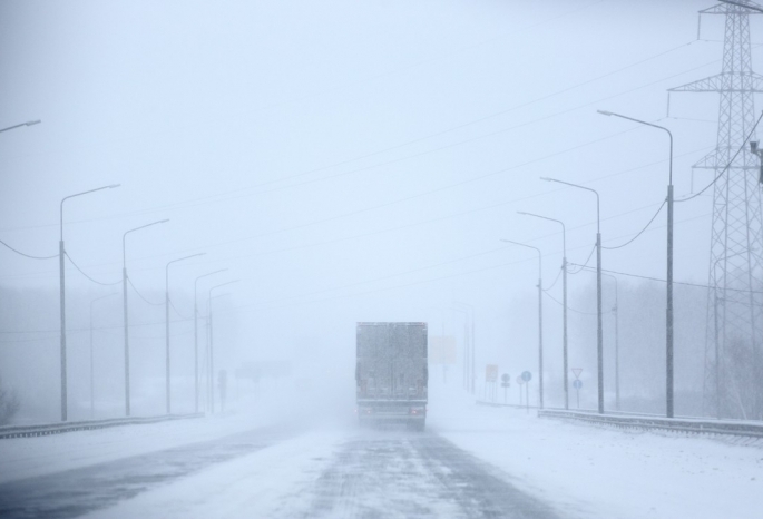 Из-за сильной метели закрыли дорогу из Омска в Казахстан