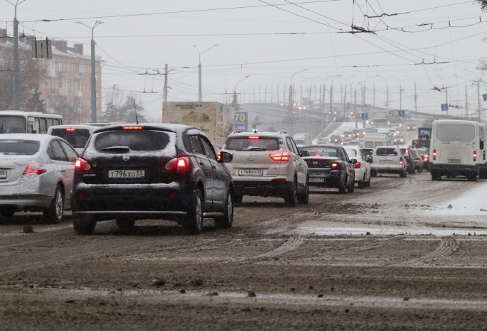 В Омске прошел январский дождь (видео). Жителей предупреждают об опасности схода снега и падения сосулек