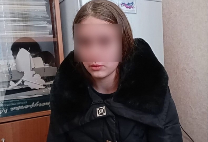 Школьницу из омской Юрьевки, которая спланировала жестокое убийство своей семьи, будут держать под стражей (видео)