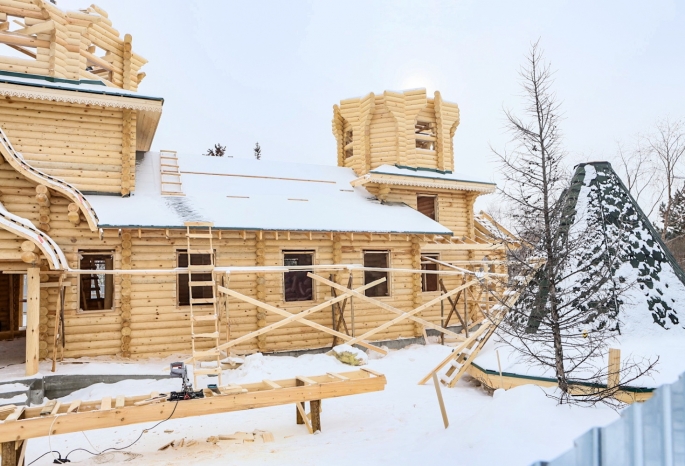 В омском сквере молодоженов практически достроили храм за 11 миллионов — ради него РПЦ хотела вырубить 30 деревьев