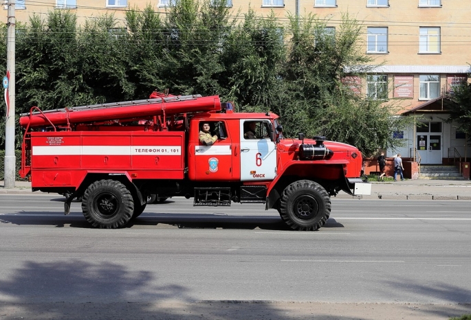 В омской пятиэтажке, где в огне погибли люди, нашли многочисленные нарушения пожарной безопасности