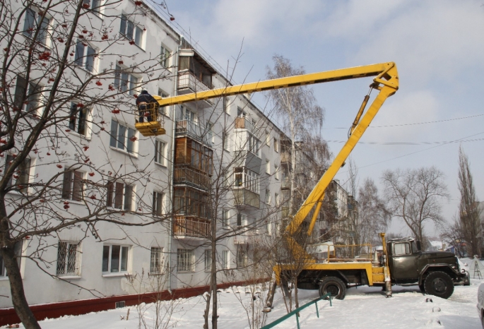 На омском Левобережье власти выдали уже 180 уведомлений о несвоевременной очистке крыш от снега и сосулек