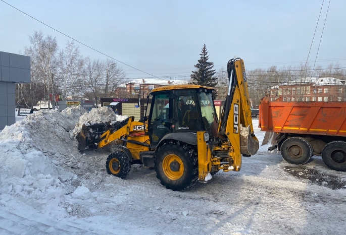 В Омске дорожные службы за сутки вывезли более 8 тысяч кубометров снега