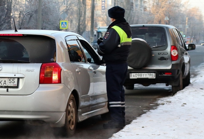 В центре Омска из-за неадекватного пассажира такси врезалось в мусоровоз