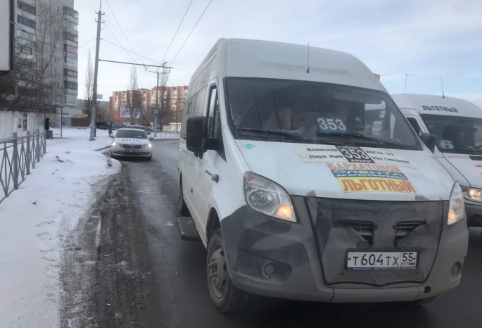 В Омске водителя отстранили от управления маршруткой — ранее он попадался пьяным за рулем