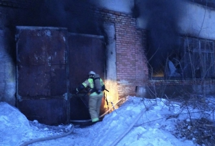 В Омске сгорел склад с пенопластом – его тушили почти два часа