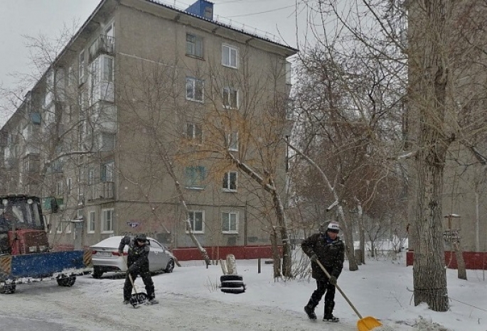 В Омске контролируют уборку снега и наледи с придомовых территорий