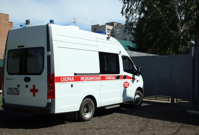 Под Омском перевернулся микроавтобус с пьяным водителем – двое пострадавших в больнице (фото)