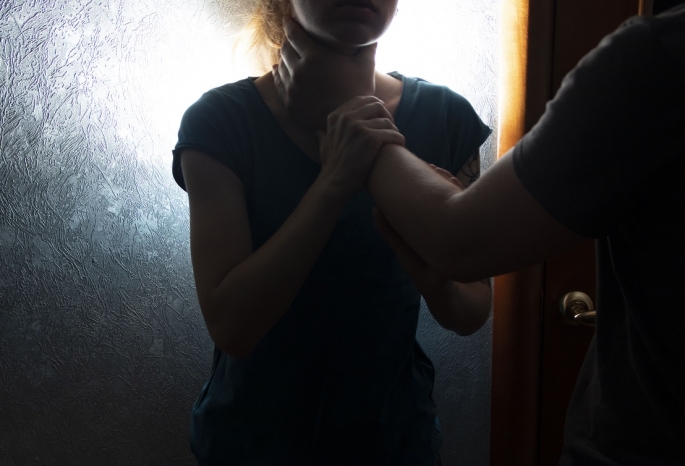 Житель Омской области получил условный срок за избиение женщины палкой