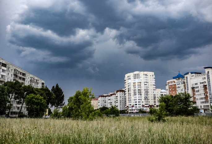 В Омской области объявили штормовое предупреждение: ожидается сильный ветер, ливень, гроза и град