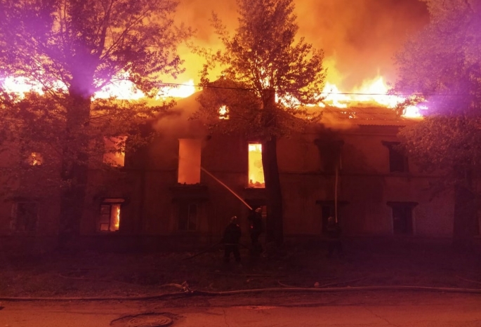 В Омске 9 часов тушили горящий аварийный дом, из которого на днях съехали последние жильцы (видео)