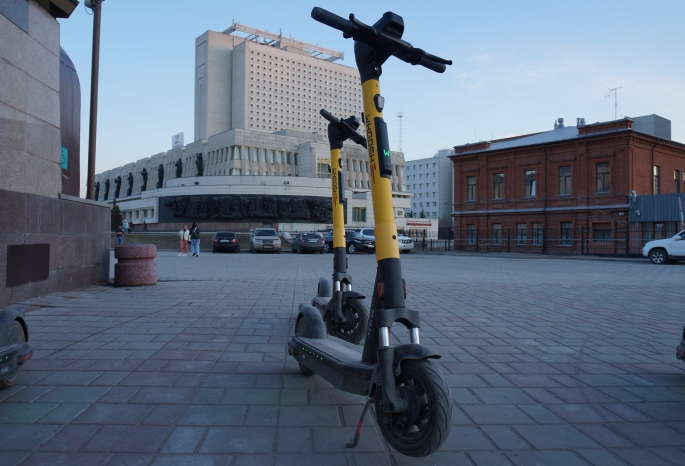 Молодого омича на электросамокате сбили на перекрестке (видео)