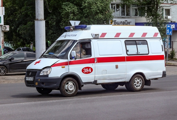 У омского музтеатра водитель маршрутки сбил трех подростков на пешеходном переходе