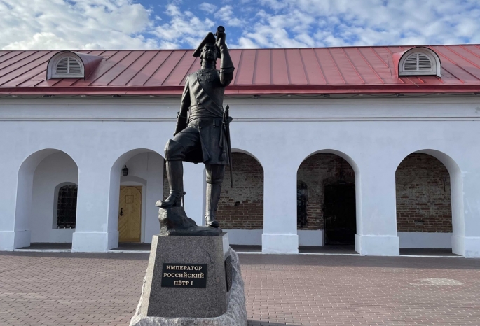В Омской крепости открыли памятник Петру I