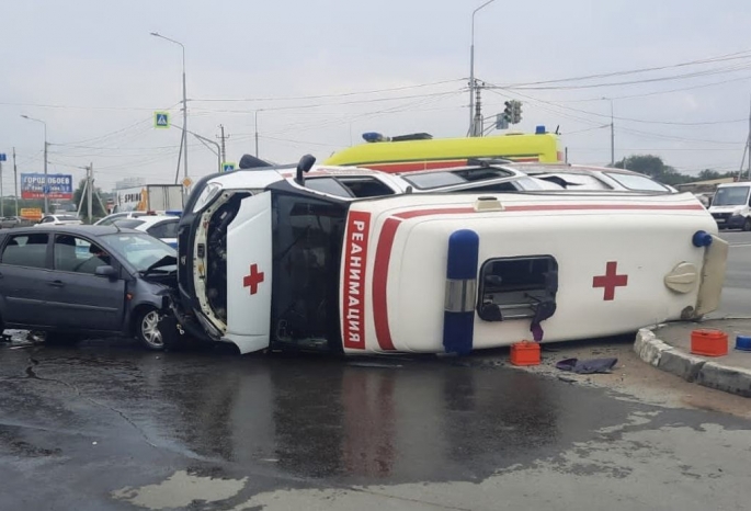  В Омске после ДТП перевернулся реанимобиль с пациенткой внутри