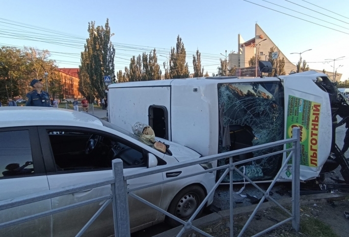 «Люди все в крови, было очень страшно» — очевидец о жесткой аварии с маршруткой в центре Омска