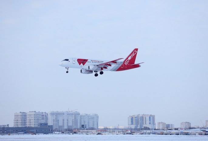 «Ред вингс», заявлявший об открытии более 10 рейсов из Омска, будет летать только по двум направлениям