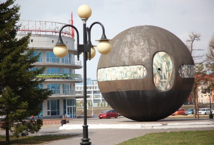 За Державу обидно: Омичи запустили петицию в защиту памятника-шара на площади Бухгольца