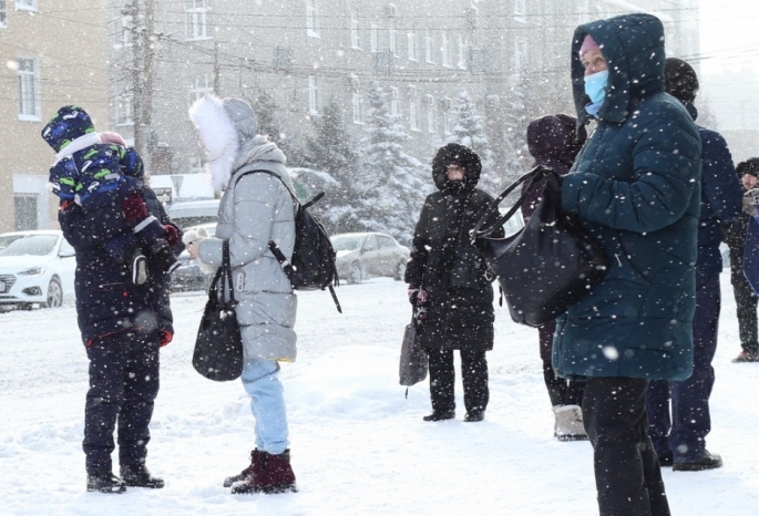 Омичи пожаловались на долгое ожидание автобуса при морозе в -25
