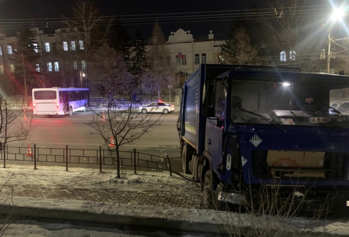 В центре Омска полный пассажиров автобус попал в ДТП  с мусоровозом