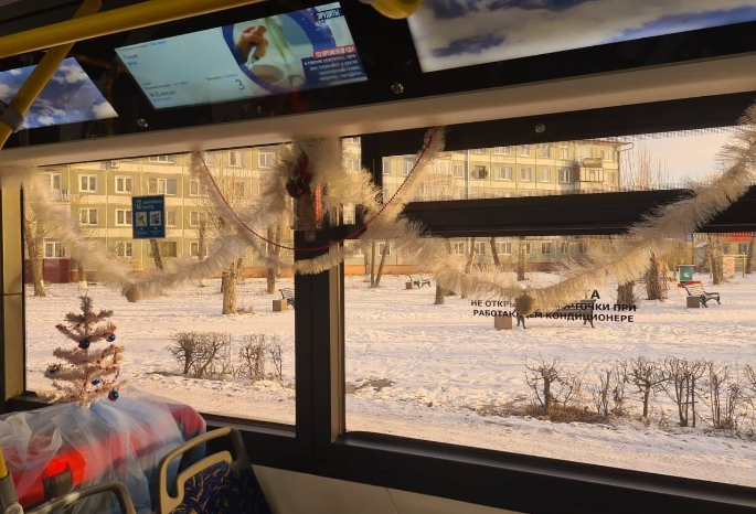В Омске украсили к Новому году общественный транспорт