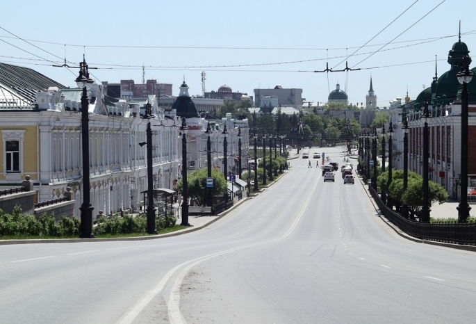 На Любинском проспекте в Омске треснула гранитная стена