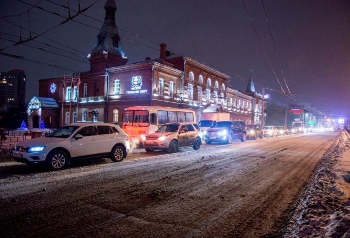 В Омске у горсовета расставили дорожные знаки — теперь машины по Думской едут по трем полосам