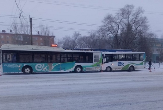 В Омске при столкновении двух автобусов пострадали три пассажира