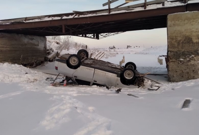 В Омской области автомобиль рухнул с моста — водитель погиб