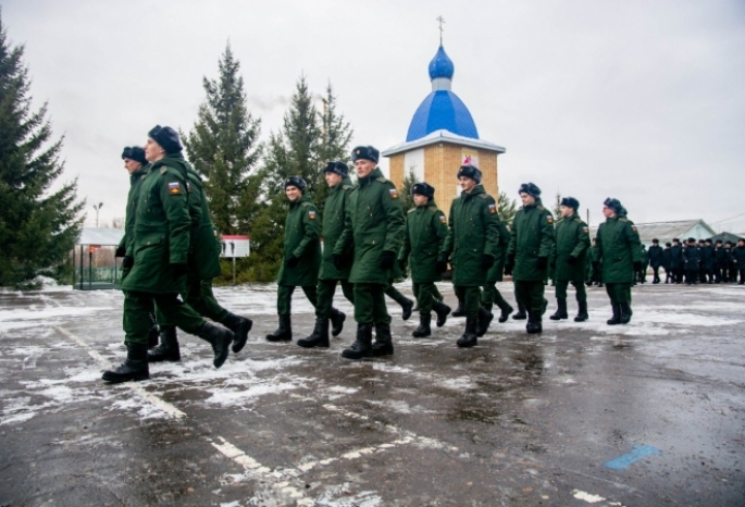 В Омске старшина напал с ножом на старшего по званию, угрожая убийством