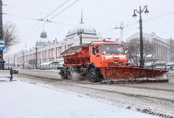 В Омске КамАЗ колесами провалился в ливневку (Обновлено)