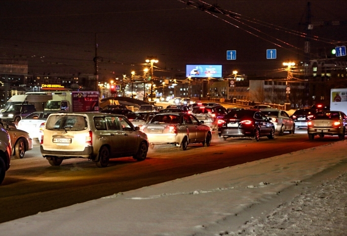 Огромная пробка образовалась на Ленинградском мосту в первый день его ремонта