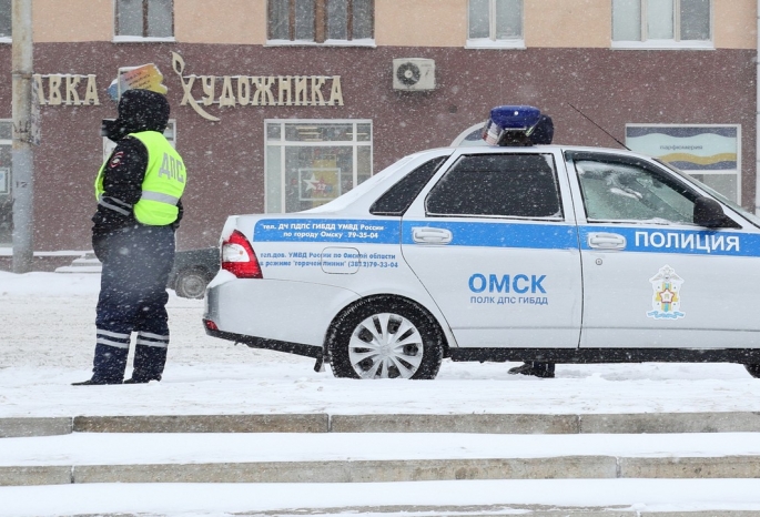 В Омске водитель без прав врезался в столб — две девушки в больнице