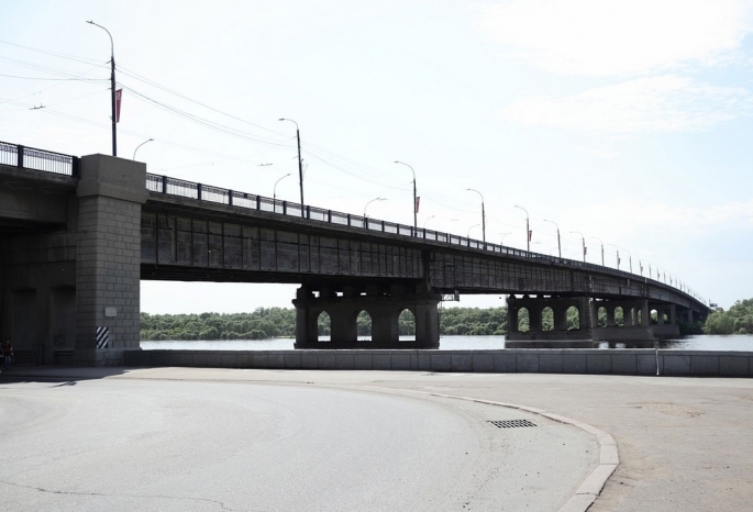 Авария на Ленинградском мосту собрала пробку в сторону центра (Видео)