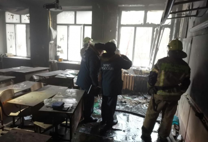 В школе № 56 в центре Омска вспыхнул пожар: из здания эвакуировались почти полсотни человек