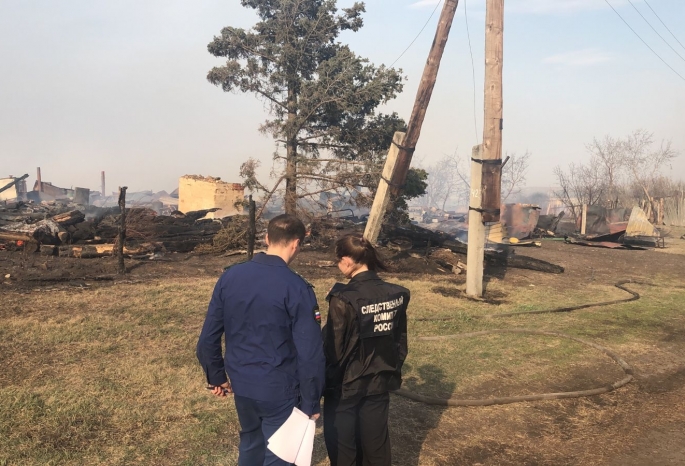 СК завел уголовное дело из-за пожара в омской деревне - там спасли всего два жилых дома