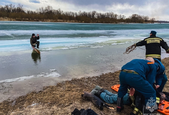 В Омской области мужчина провалился под лед во время рыбалки