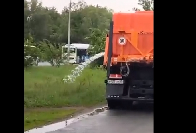 После сильного дождя в Омске заметили работающие поливальные машины
