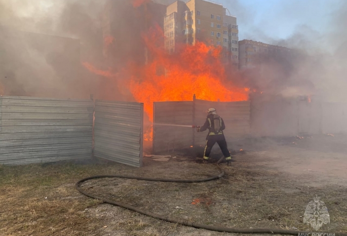 В Омске горит склад пиломатериалов – его тушат два десятка пожарных