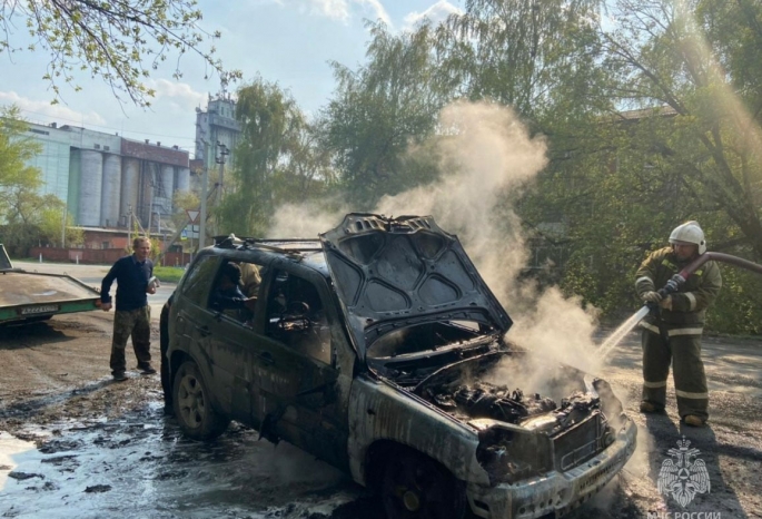 В Калачинске сгорел внедорожник, припаркованный во дворе дома