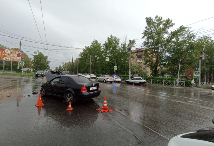 После дождя в Омске столкнулись две легковушки - за рулем одной из них был подросток