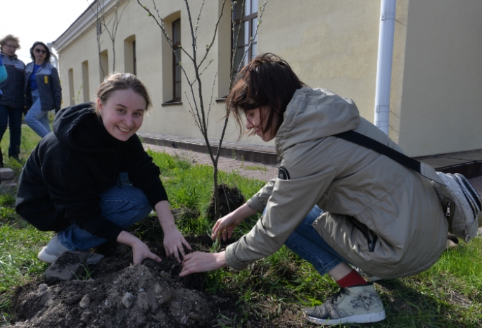 «Полиом» обустраивает зеленое пространство в Омской крепости