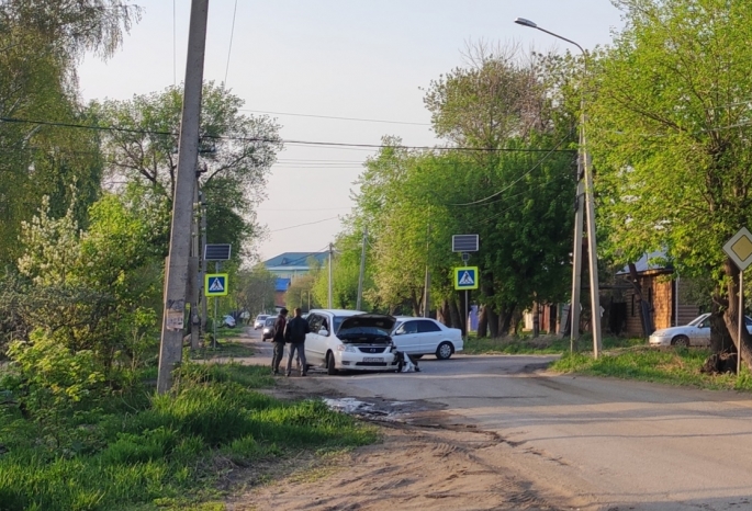 На Чередовых в Омске столкнулись две «Мазды», одна из них снесла дерево