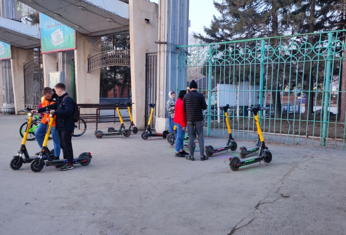 Самокат омск. Самокат в парке. Самокаты напрокат. Самокаты в Омске на улице. Самокатеры Омск.