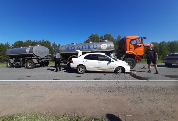 В Омской области в аварии с молоковозом пострадала двухлетняя девочка