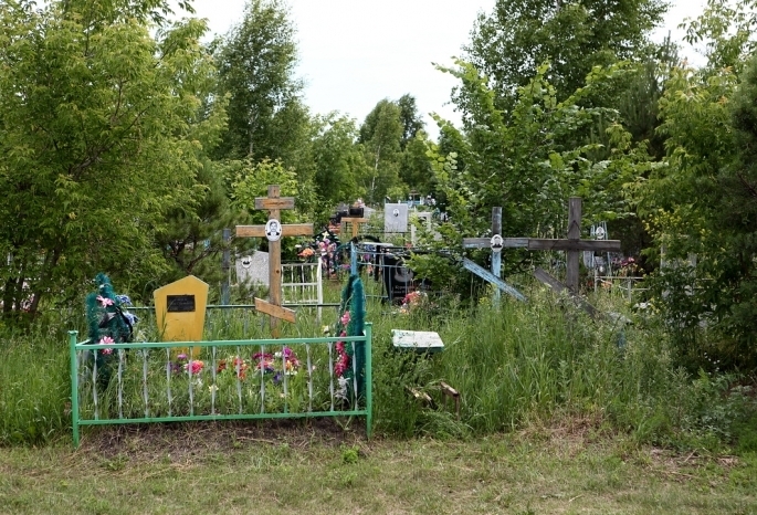 Омичи пожаловались на кладбище, заваленное мусором — власти сообщили, что его вывозят в штатном режиме